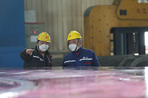 2月27日，核电制造厂两位起重工人师傅探讨管板吊运方法